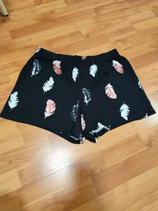 Pantalones cortos Shein Curve Estampado Plumas