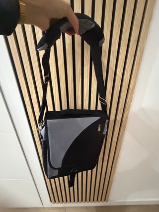 Maletín bandolera negro y gris