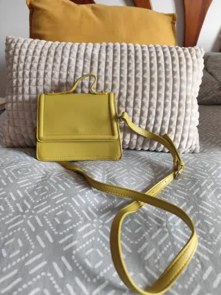 Bolso bandolera amarillo Lefties
