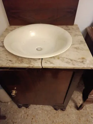 Lavabo antiguo de madera y mármol