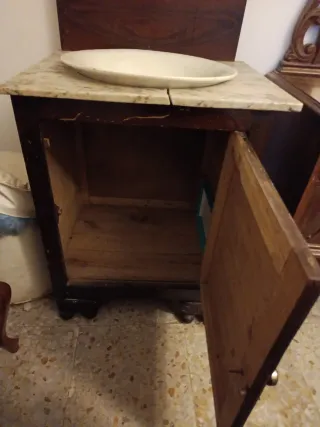 Lavabo antiguo de madera y mármol