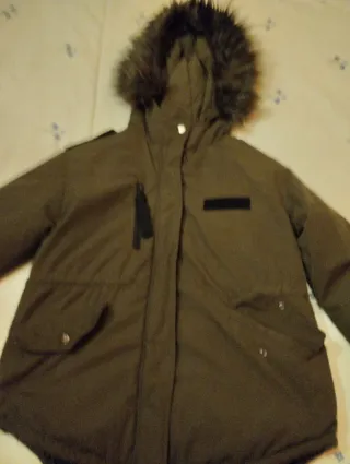 Cazadora verde con capucha y pelo