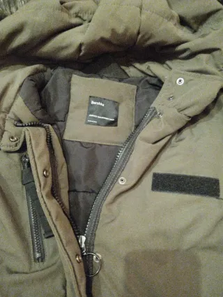 Cazadora verde con capucha y pelo