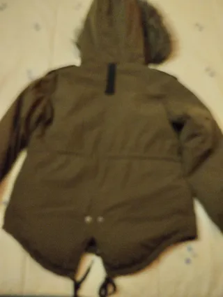 Cazadora verde con capucha y pelo