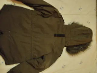 Cazadora verde con capucha y pelo