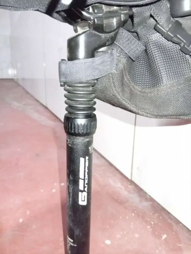 Tija con amortiguador para bicicleta