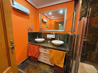 Habitación matrimonial con baño privado en chalet