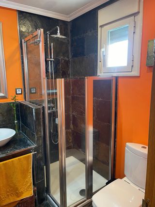 Habitación matrimonial con baño privado en chalet