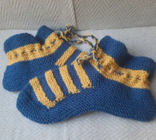Patucos de punto azul y amarillo