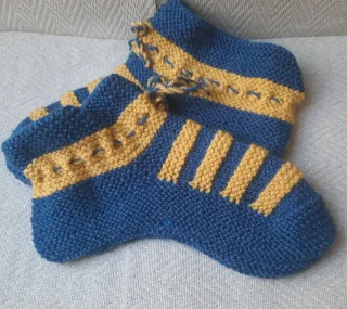 Patucos de punto azul y amarillo