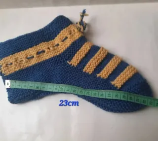 Patucos de punto azul y amarillo