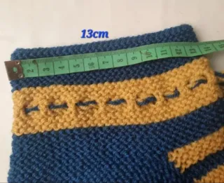 Patucos de punto azul y amarillo