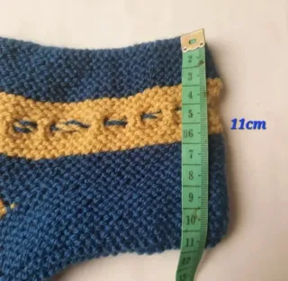 Patucos de punto azul y amarillo