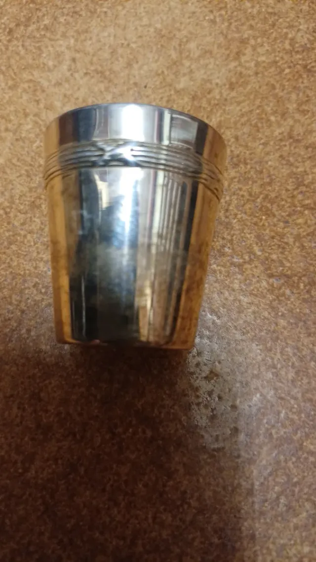 Chupito de metal plateado .Desconozco si es plata