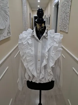 Camisa blanca con volantes y pedrería