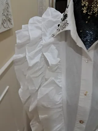 Camisa blanca con volantes y pedrería
