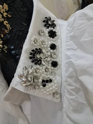 Camisa blanca con volantes y pedrería
