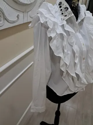 Camisa blanca con volantes y pedrería