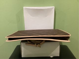 Maletín Marrón con Logo y Correa.Nuevo