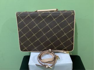 Maletín Marrón con Logo y Correa.Nuevo