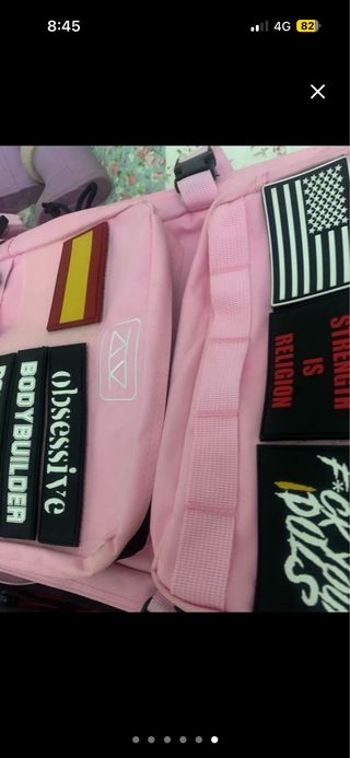Mochila rosa con parches