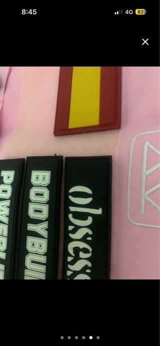 Mochila rosa con parches