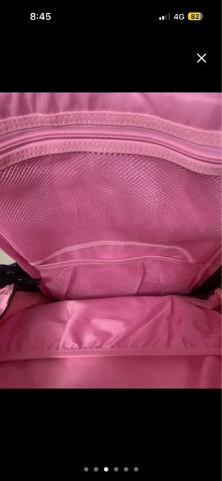 Mochila rosa con parches