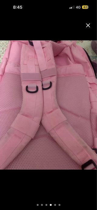 Mochila rosa con parches