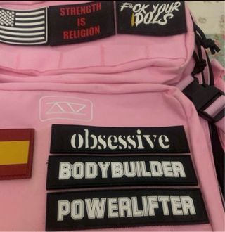 Mochila rosa con parches