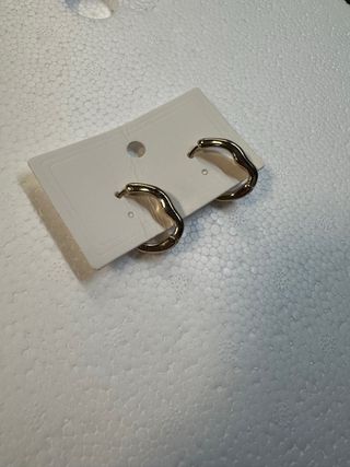 Orecchini dorati a cerchio