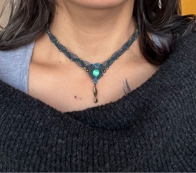 Gargantilla macramé con piedra verde