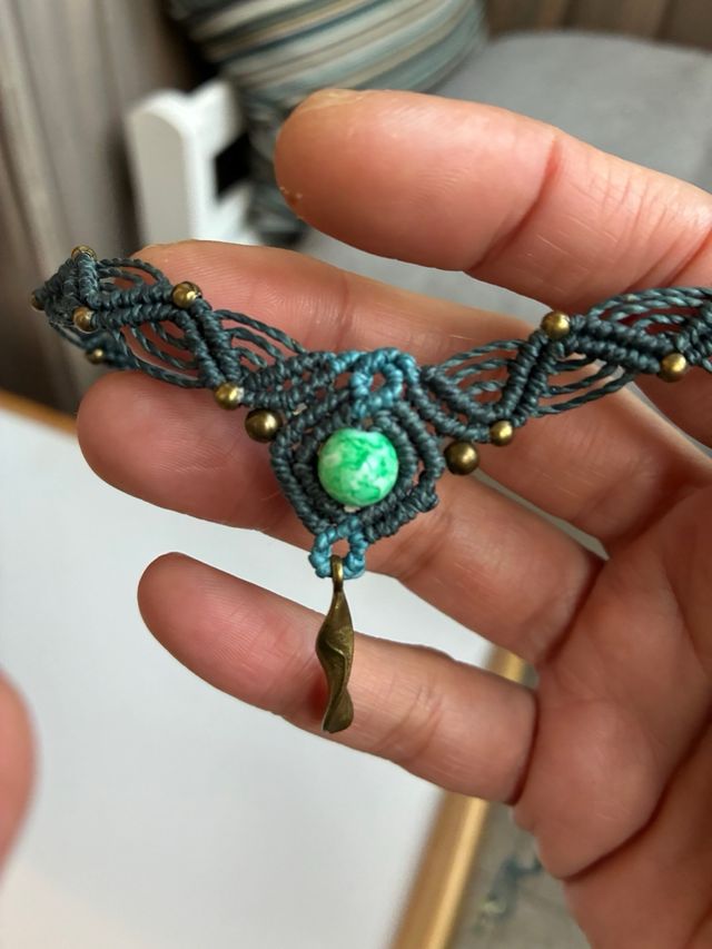 Gargantilla macramé con piedra verde