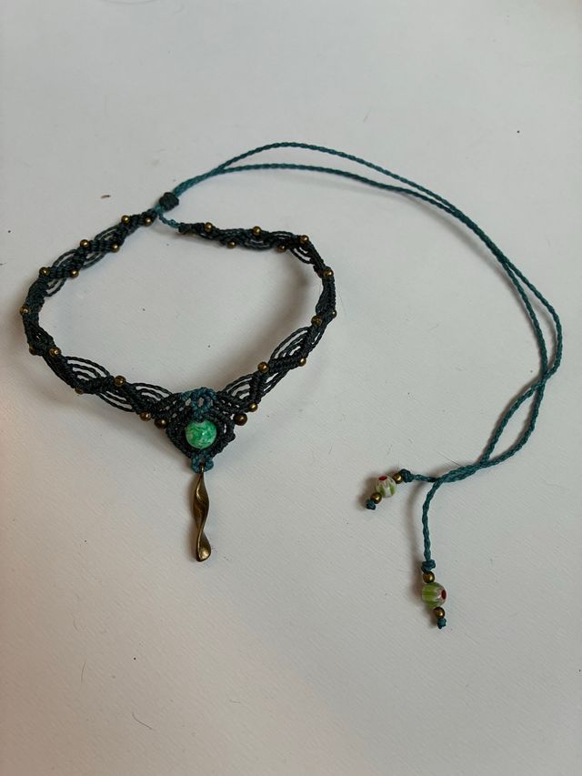 Gargantilla macramé con piedra verde