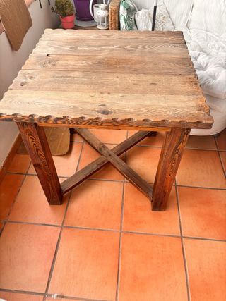 Mesa de madera rústica