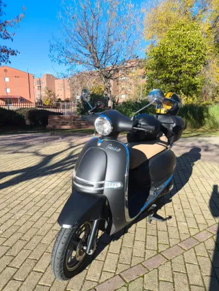 Moto Eléctrica 3700 km + 2 Cascos + Baúl