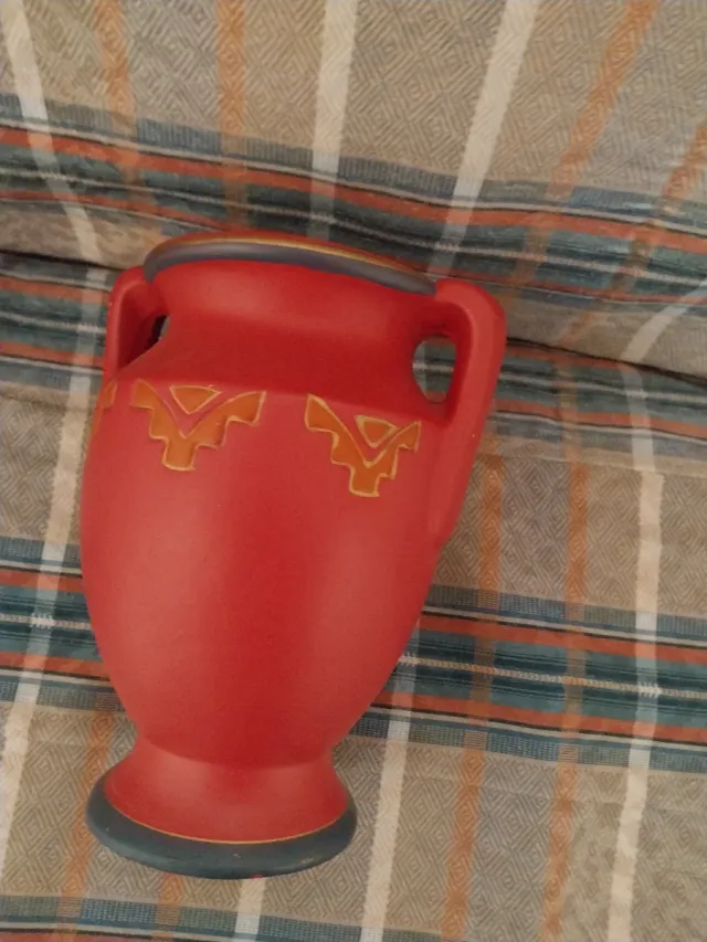 Jarrón de cerámica rojo con asas