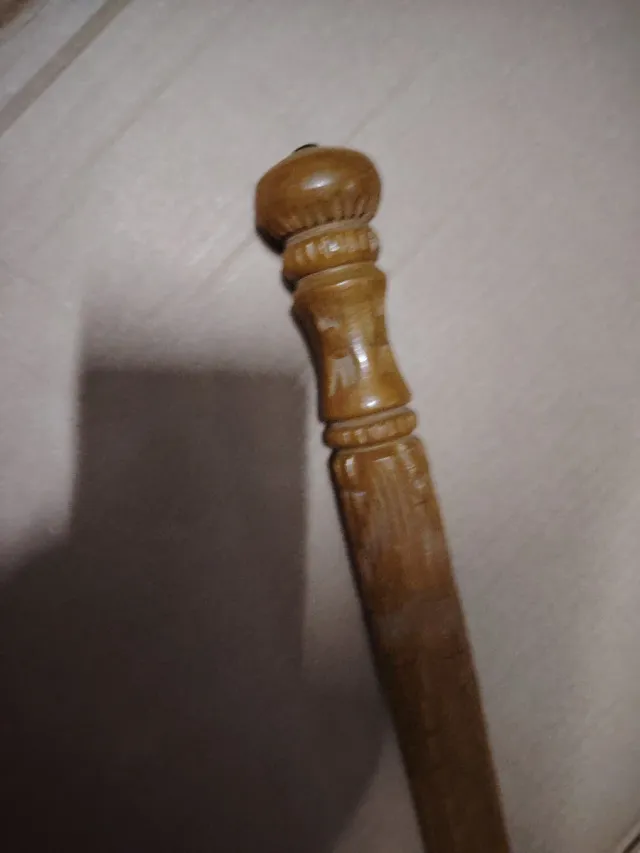 Bastone da passeggio in legno con pugnale nascosto