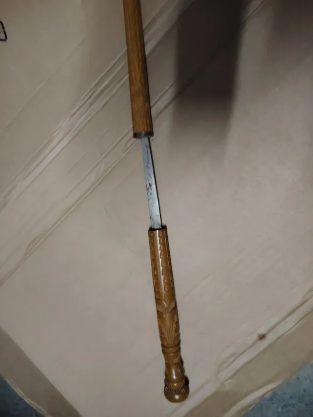 Bastone da passeggio in legno con pugnale nascosto