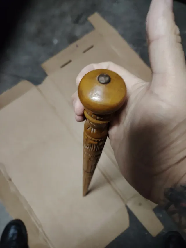 Bastone da passeggio in legno con pugnale nascosto