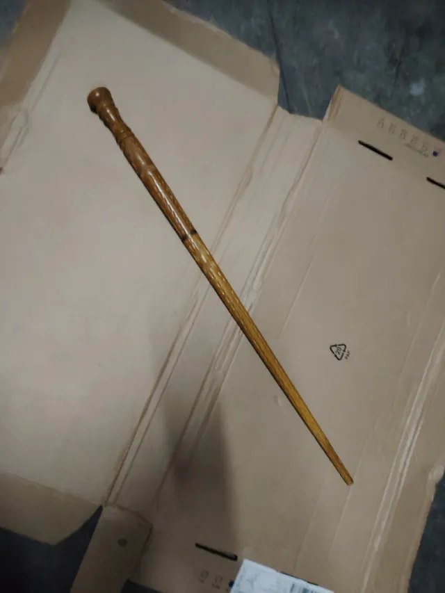 Bastone da passeggio in legno con pugnale nascosto