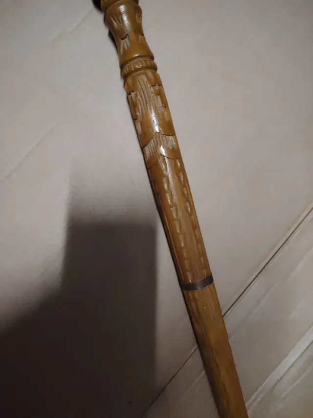 Bastone da passeggio in legno con pugnale nascosto