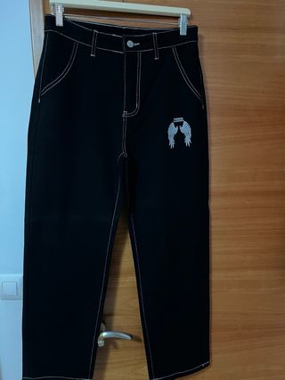 Pantalón vaquero negro con alas bordadas Talla M