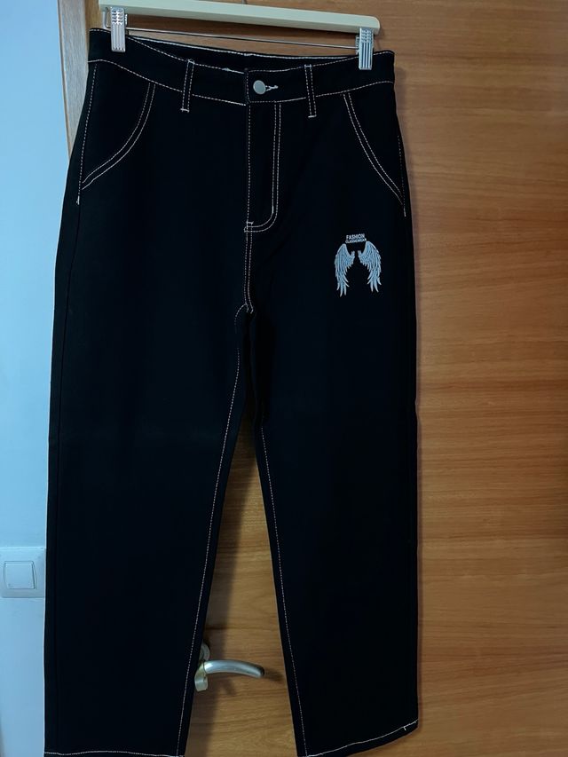 Pantalón vaquero negro con alas bordadas Talla M