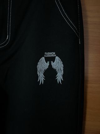 Pantalón vaquero negro con alas bordadas Talla M