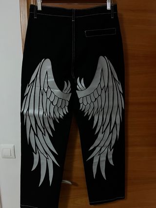 Pantalón vaquero negro con alas bordadas Talla M