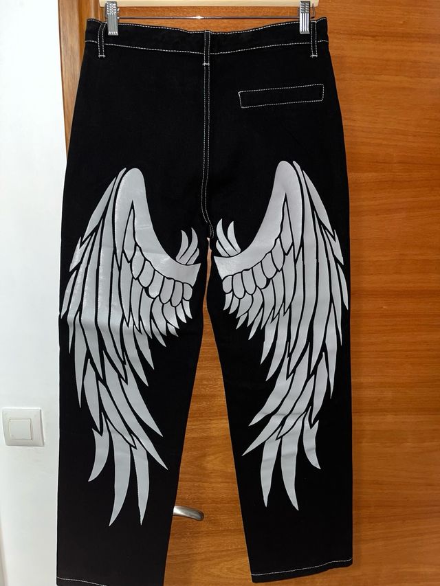 Pantalón vaquero negro con alas bordadas Talla M