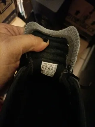 Zapatillas Adidas Negras de piel, casi sin uso.