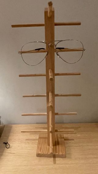 Expositor de madera para gafas