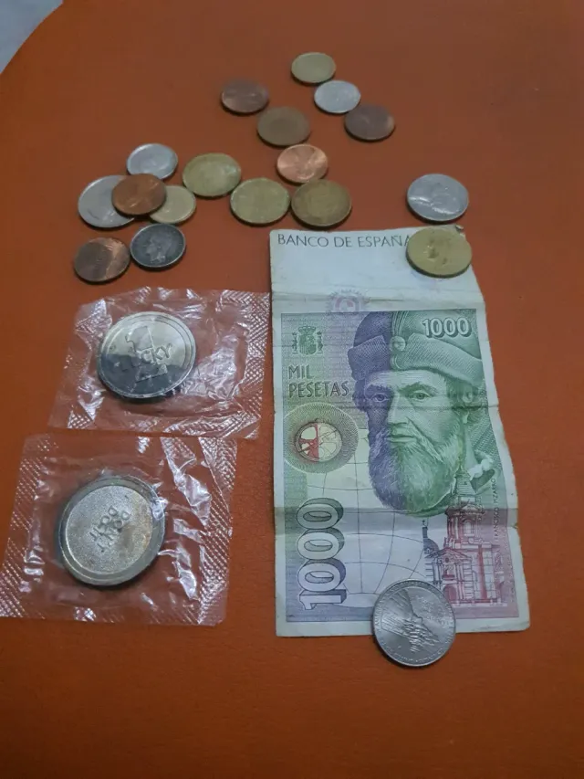 Nota de 1000 pesetas e lote de moedas