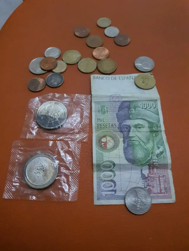 Nota de 1000 pesetas e lote de moedas
